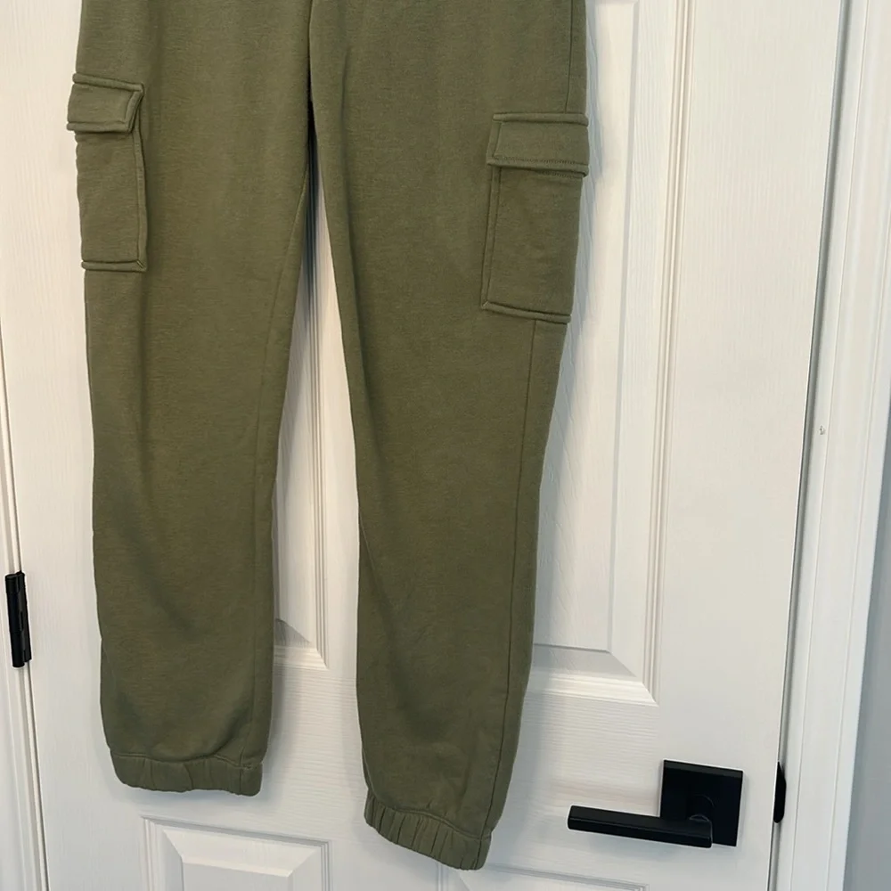 Utility green girl cargo sweatpants with white fuzzy sweater size XL